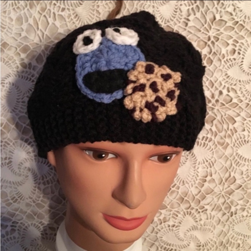 Beautiful frida kalho ear warmer 
Knitted and crochet